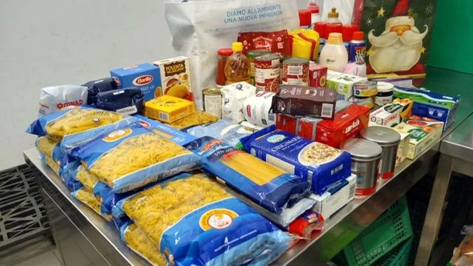 Campobasso: la Guardia di Finanza dona alle strutture caritatevoli cittadine oltre 1200 chilogrammi di generi alimentari.